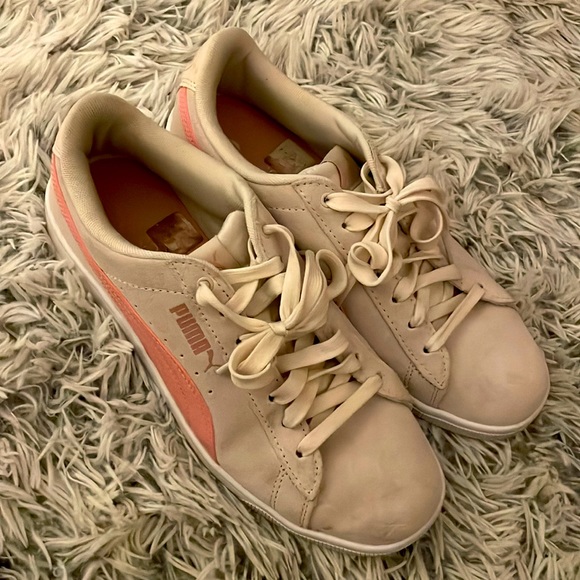 Size 9 womens. Puma shoes - Picture 3 of 3